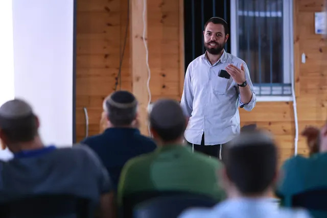 מלאכי מסביר בזמן ההרצאה
